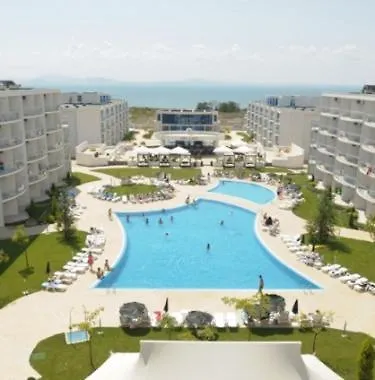 Atlantis Resort & 4 Swimming Pools & Spa & Апартамент Burgas Apartment