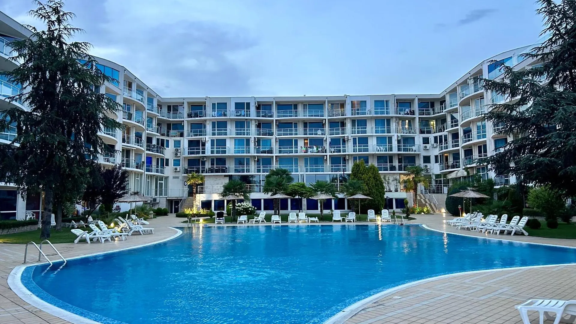 Atlantis Resort & 4 Swimming Pools & Spa & Апартамент Burgas