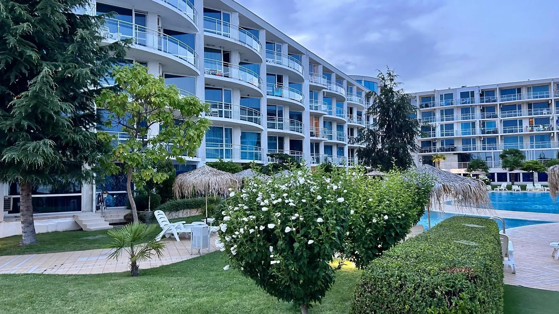 Apartment Atlantis Resort & 4 Swimming Pools & Spa & Апартамент Burgas