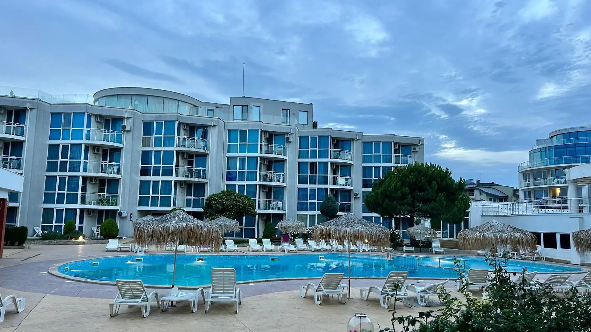 Atlantis Resort & 4 Swimming Pools & Spa & Апартамент Burgas